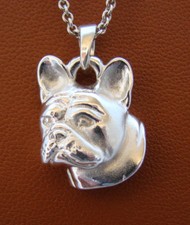 Colgante pequeño de plata de ley con cabeza de bulldog francés de estudio