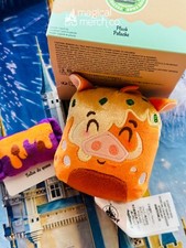 2023 Disney Parks Munchlings Holiday Festive Fare Pumbaa Salted Pretzel Bun