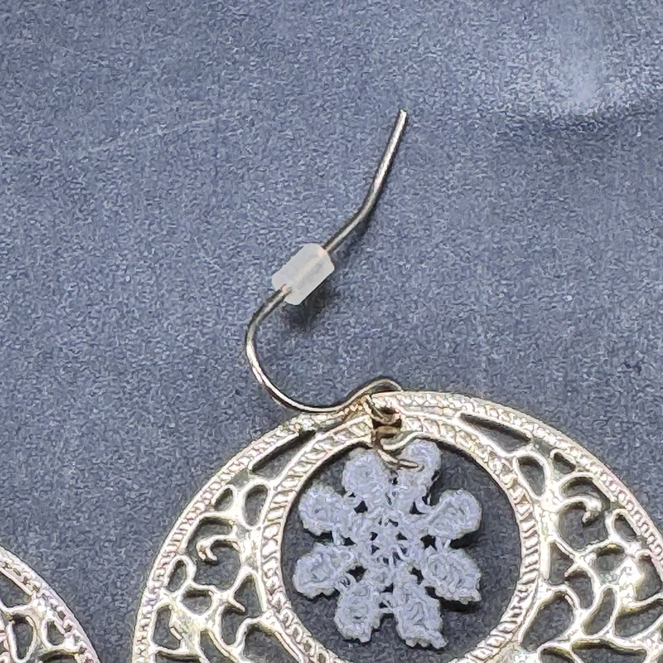 Pendientes Colgantes Claire's Tono Dorado y Blanco Gancho Trasero Filigrana Flor Lindos Brillantes Foto 4 de 4