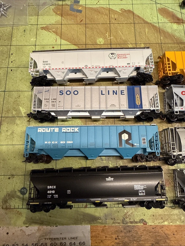 8 Microtrains Grain Hoppers CP Rail  - Image 3 of 3