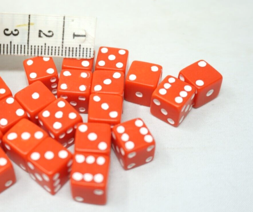 Set di 24 dadi D6 quadrati vintage a sei lati opachi 10 mm - rosso con dado pip bianco - Foto 2 di 4