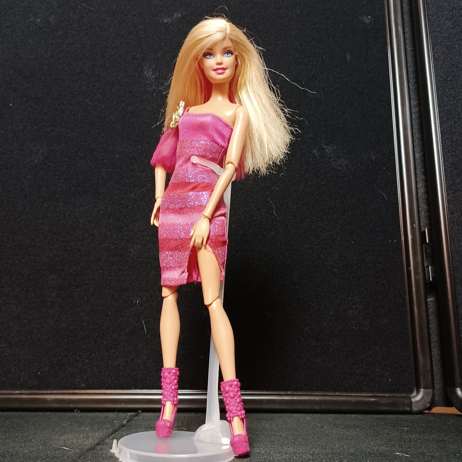 2012 Mattel Barbie Fashionistas Doll X7868 Blonde Pink Hair 