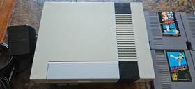 Nintendo NES Console Bundle Lot 2 Controllers - Zapper - 15 games - Clean