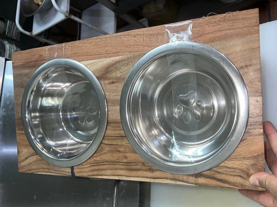 Cuencos de madera hechos a mano con soporte extraíble de acero inoxidable para mascotas Foto 3 de 4