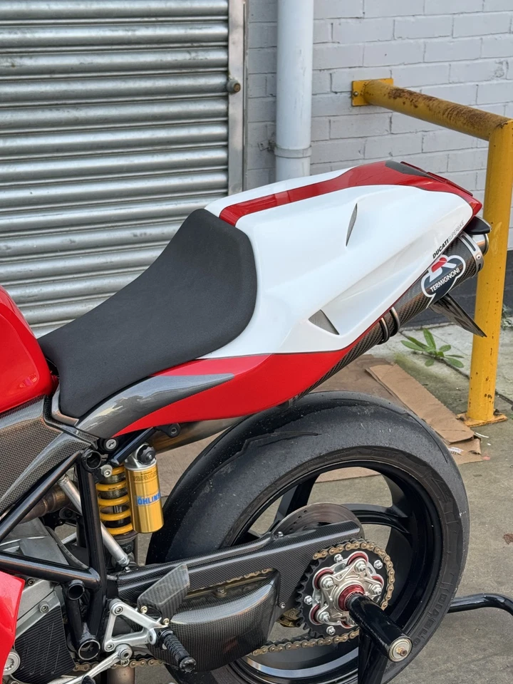 ASIENTO MONO CONDUCTOR ANTIDESLIZANTE DUCATI 748R 996R OEM DUCATI CORSE 916 996 998 748 PERNO Foto 2 de 2