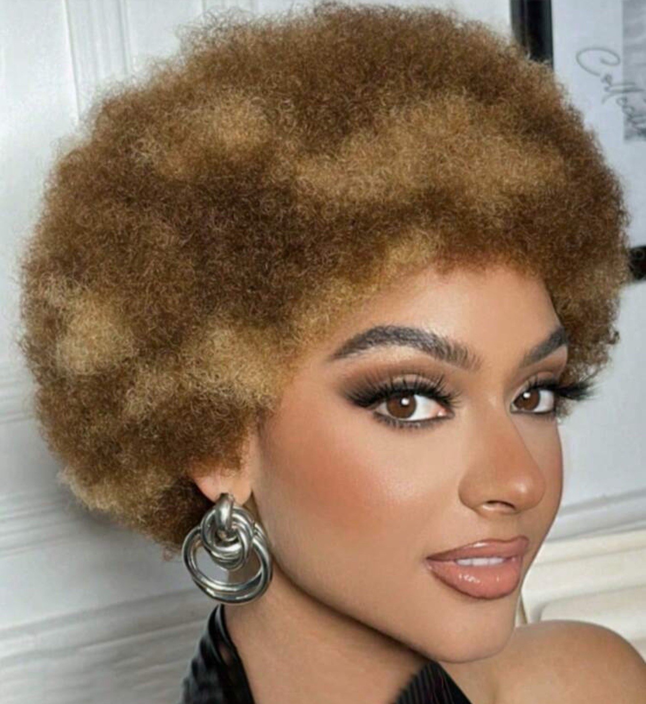Perruque pixie courte en cheveux humains châtain doré avec bonnets pour femme africaine
