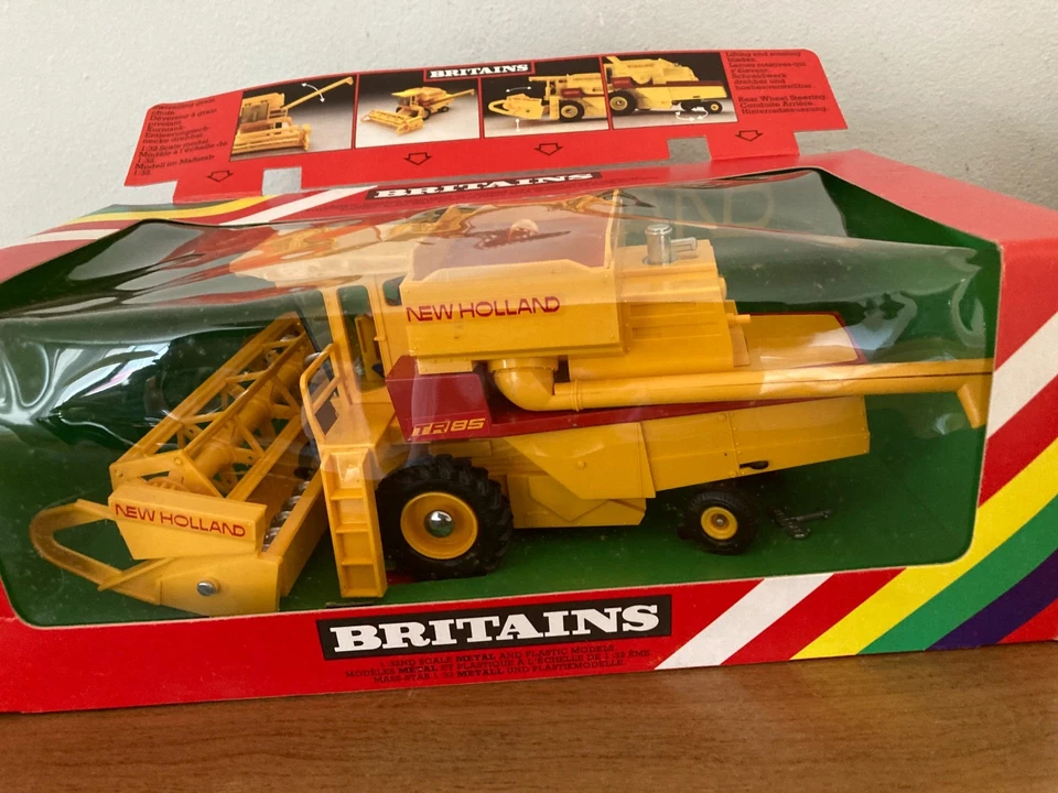 Britains 1:32 Scale New Holland TR85 Combine Harvester # 9575 New in Box - Image 2 of 4