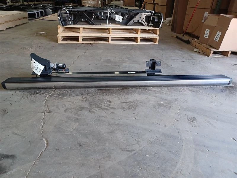 22-23 Sierra Silverado 1500 estribo eléctrico cromado 85659272 derecha 2884436 Foto 2 de 4