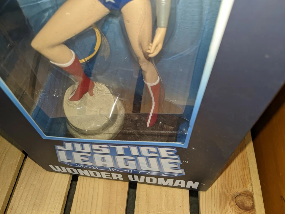 Estatua Mujer Maravilla 9" Mujer Fatales Liga de la Justicia Ilimitada Diamante Selección Foto 4 de 4