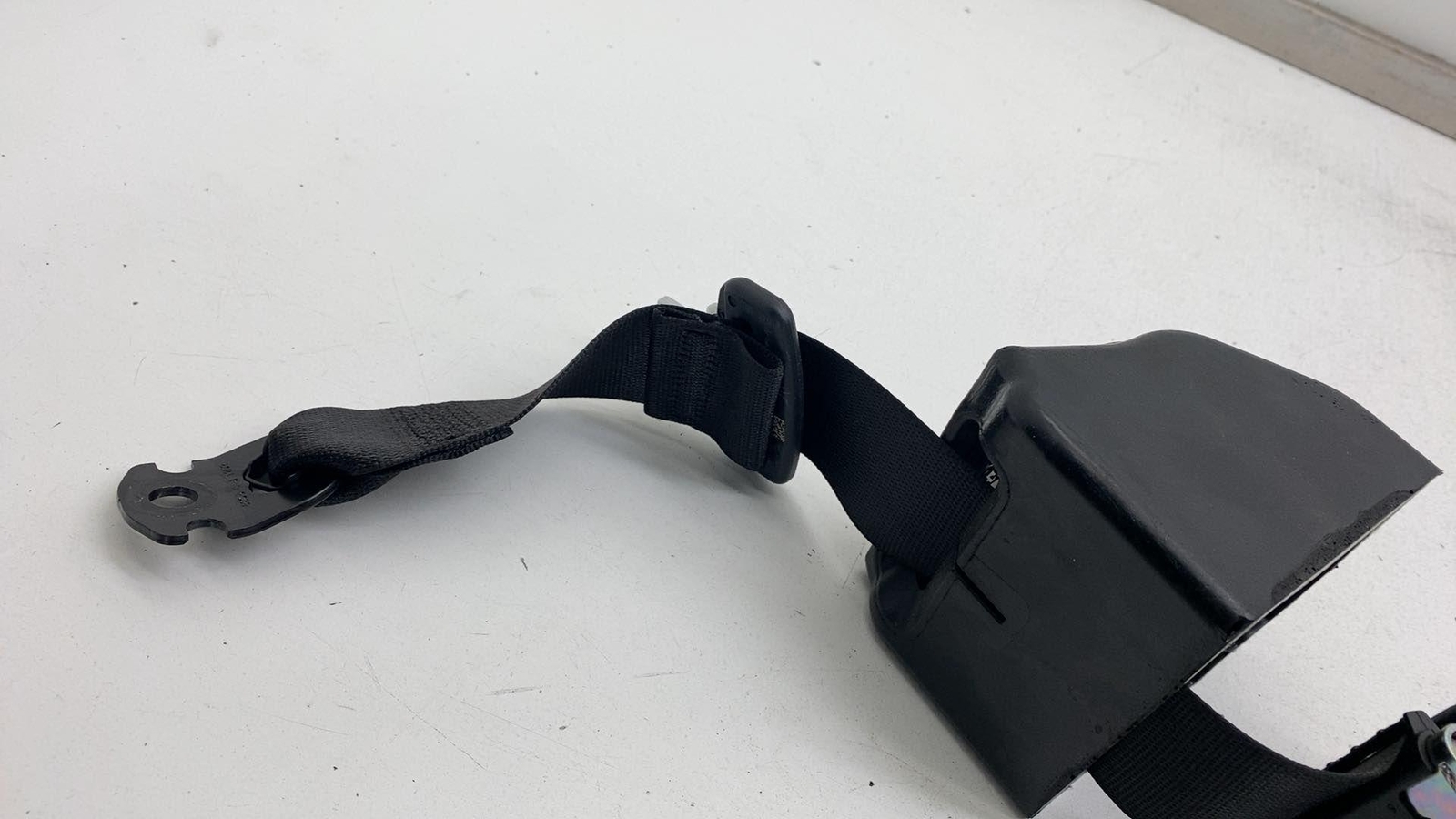 ⭕17-20 Maserati Levante Rear Passenger Side Seat Belt Retractor Right 634166800A