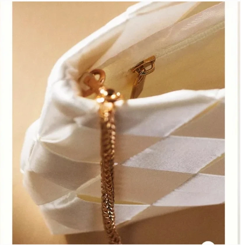 Bolsa de mão Anthropologie nova com etiquetas Melie Bianco tecido cetim branco corrente dourada - Imagem 2 de 4