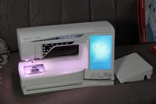 Husqvarna Viking Designer Diamond deLuxe Sewing/Embroidery Machine