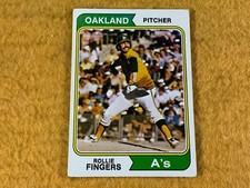 Y8-45 BASEBALL CARD - ROLLIE FINGERS - OAKLAND ATHLETICS -1974 TOPPS - CARD #212