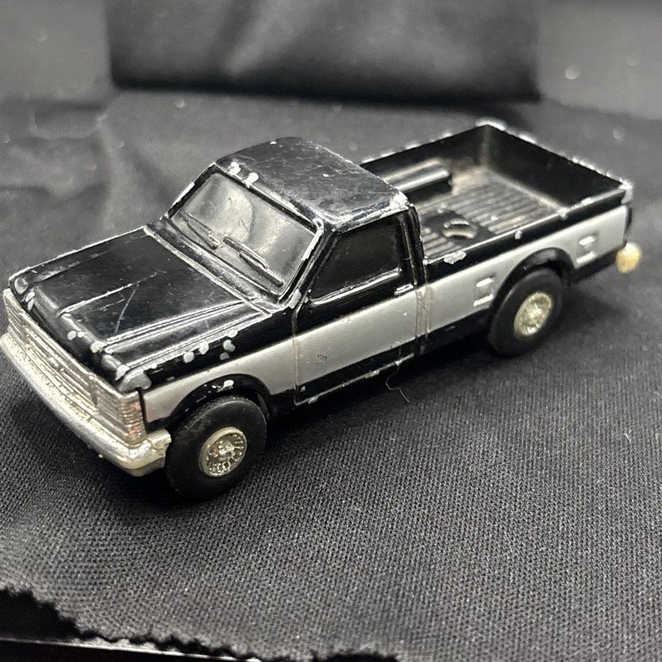 ERTL Metal Pressed Ford F-150 Black and White Pick Up Truck. 1/64 Scale - Image 2 of 4