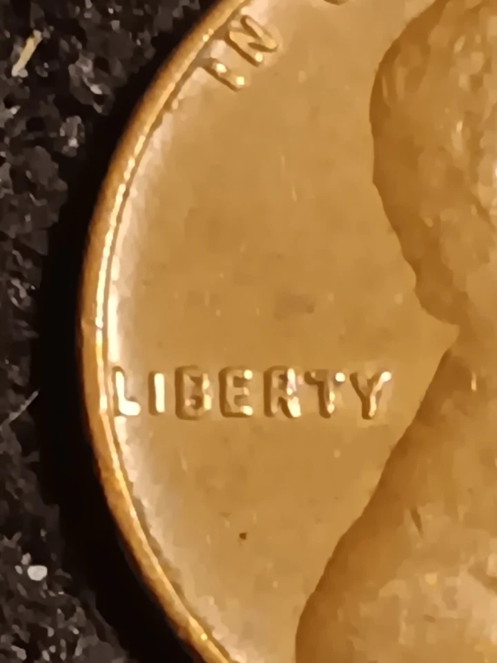 Lincoln Penny 1956-D con L en el borde ligeramente fuera del centro golpe. Foto 2 de 3