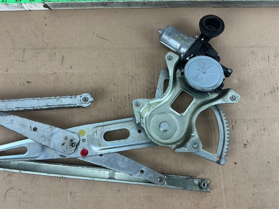 Regulador de ventana de puerta lateral del conductor trasero izquierdo Toyota Prius 2004-2009 con motor OEM Foto 4 de 4