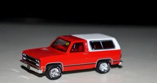 GREENLIGHT 1/64 1991 CHEVROLET K-5 BLAZER SQUAREBODY RED AND WHITE REPLICA