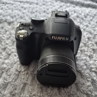 Fujifilm FinePix SL300 Bridgekamera 14MP 30x Zoom Schwarz mit 4GB SDHC