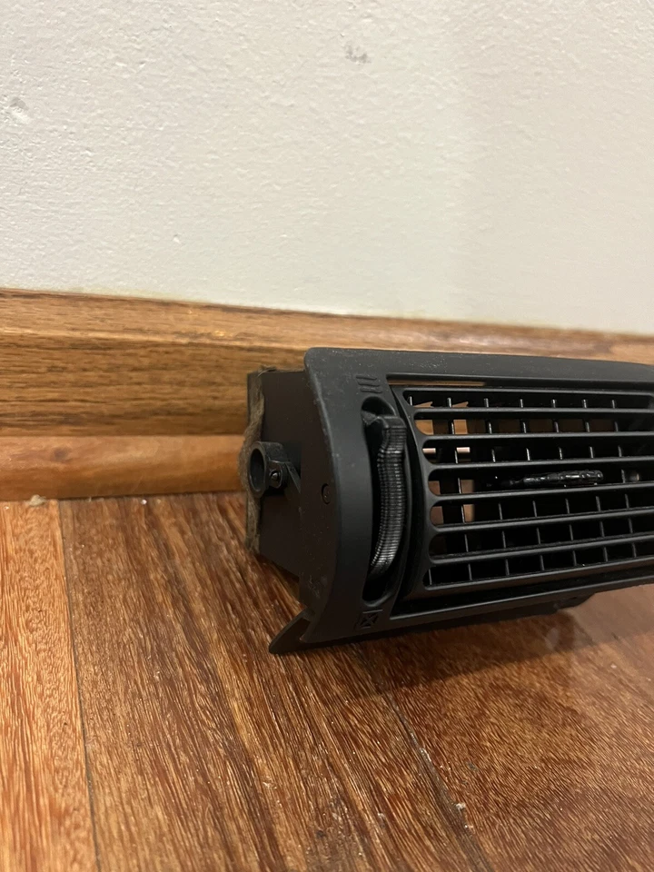 1997 1998 Lincoln Mark VIII LSC Grey LH Side Grey Dash Vent - Image 2 of 4