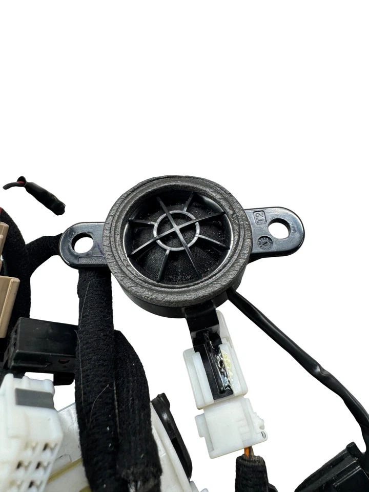 Жгут проводов задний левый для двери седана Hyundai Genesis 2015-2016 годов выпуска от оригинального производителя 26173-B1100 - Изображение 2 из 4