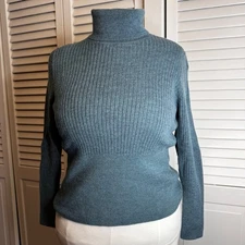 H HALSTON MEDIUM GREEN 100% EXTRA FINE MERINO WOOL TURTLENECK WARM COZY ACADEMIA