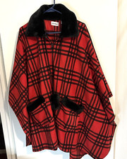 Le Moda Womens Red Buffalo Plaid Fleece Black Faux Fur Collar Cape Pockets Os