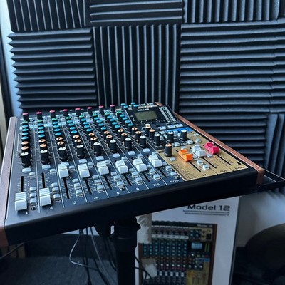 TASCAM Model 12 ミキサー Model 12 | 12-トラック レコーディングミキサー / DAW