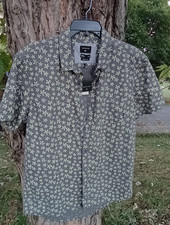 Quicksilver Hawaiian Floral Gray Button Up Size L Shirt NWT Modern Fit
