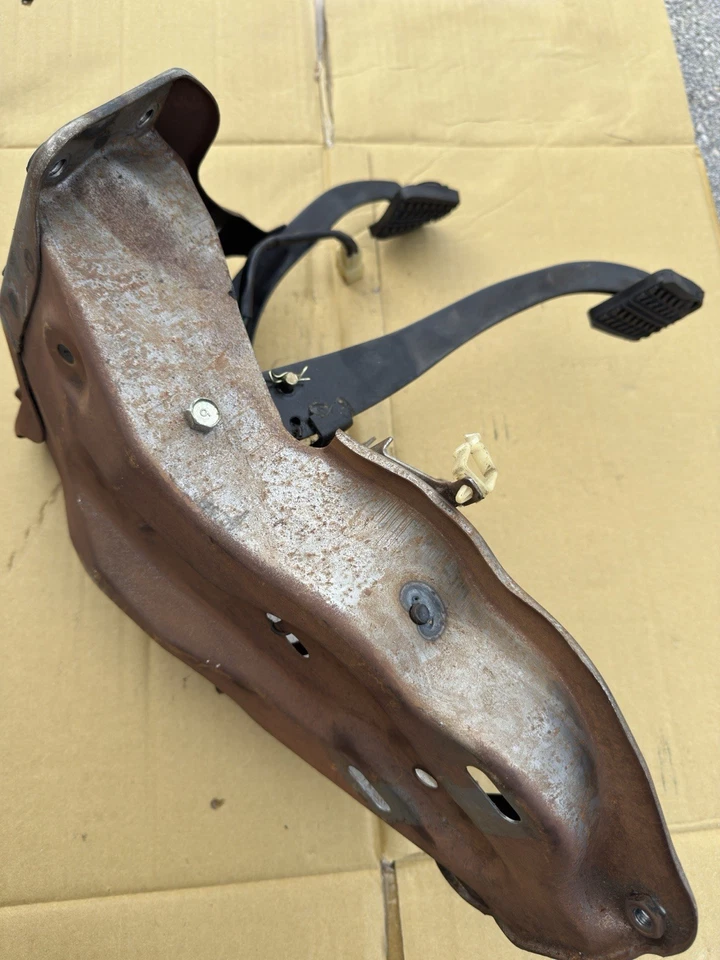 Mazda B2000 B2200 B2600 1986-1993 transmisión manual embrague y pedales de freno Foto 2 de 4