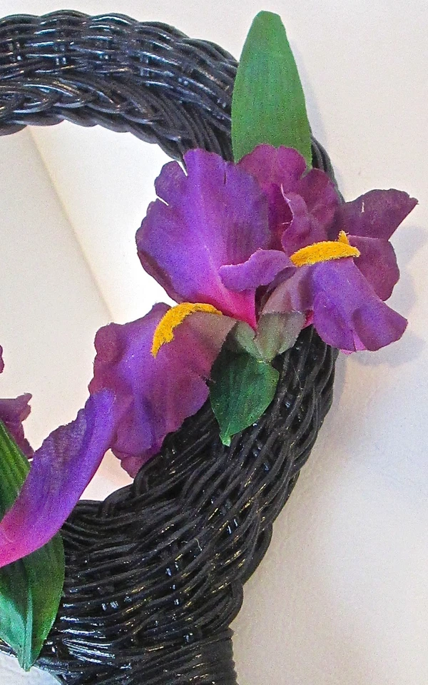 Iris púrpura - Espejo de mimbre para montaje en pared o flor de tocador de MJG's Creations Foto 3 de 3