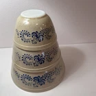 THREE PYREX NESTING MIXING BOWLS IN THE HOMESTEAD PATTERN C. 1976 - 1980