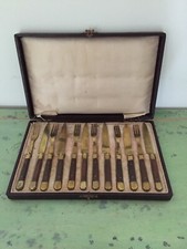 Coffret à dessert ancien de six couteaux et six fourchettes