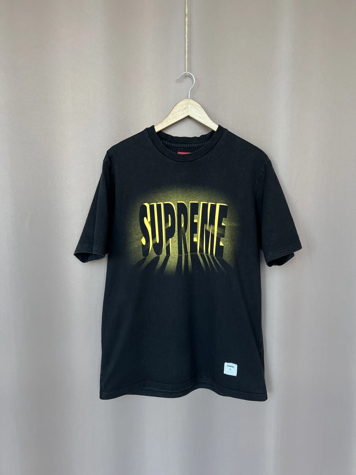T shirt homme Supreme noir clair SS taille L jaune sur noir logo manches courtes