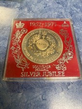 Queen Elizabeth II The Silver Jubilee Souvenir Medal in Original Case 1952-1977