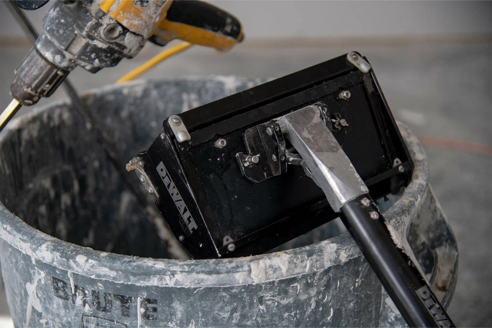 Manija de extensión de 40" - 62" para caja plana de acabado de paneles de yeso | DEWALT | DXTT-2-780 Foto 3 de 3