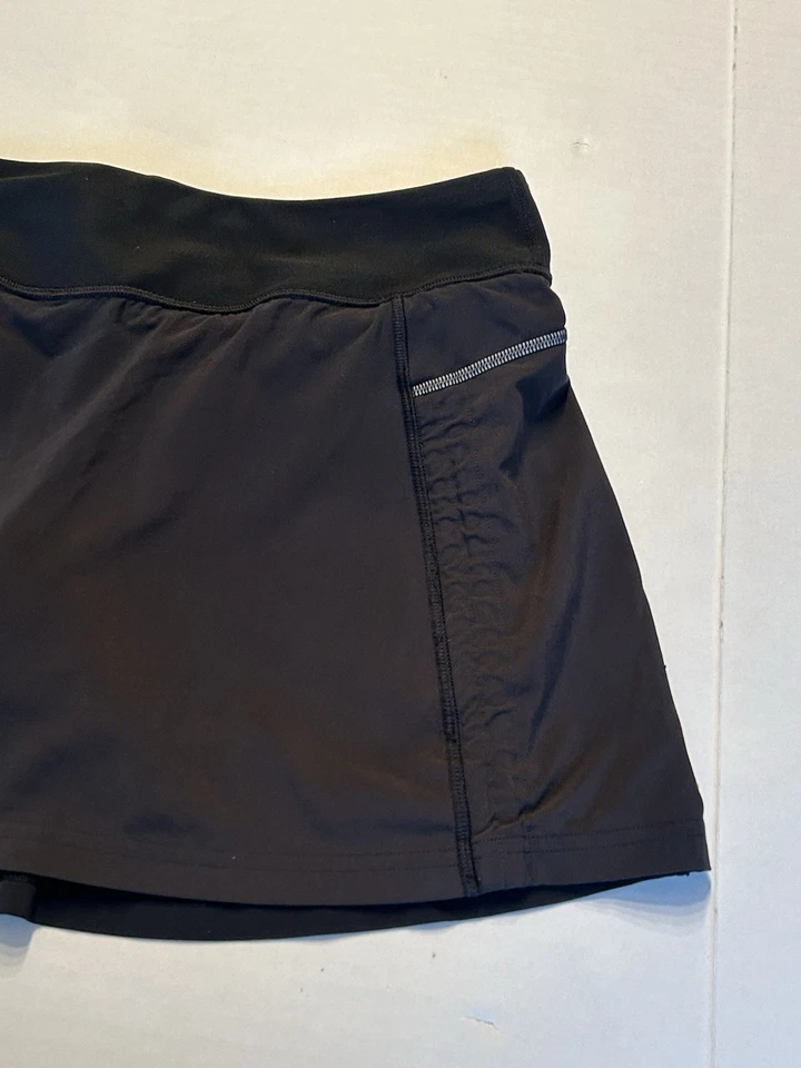Falda corta Lucy Tech Endurance Run tenis/golf negra talla mediana Foto 2 de 4