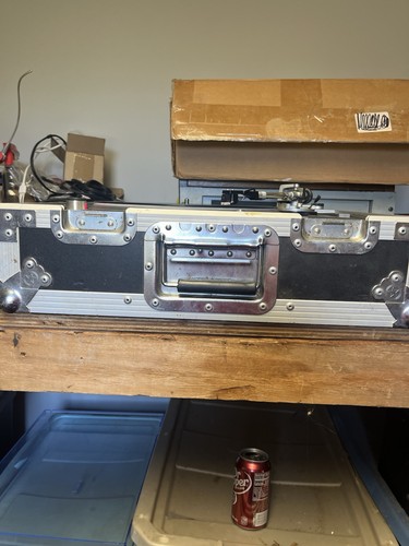 Road RunnerFlight Case with professional mk1200 turntable included 