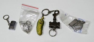 5 Vintage Schlüsselanhänger Gurke Miniatur Feuerzeug Einkaufwagen Chip u.a.