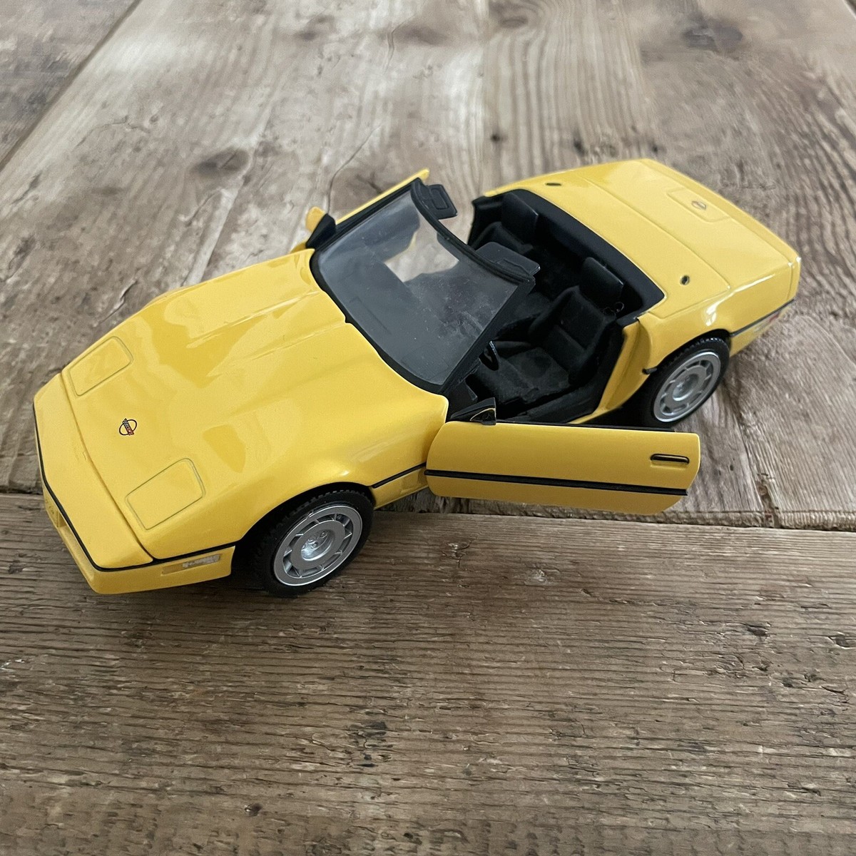 FRANKLIN MINT 1986 CORVETTE CONVERTIBLE 1:24 SCALE Die Cast FRANKLIN MINT 1986 CORVETTE CONVERTIBLE 1:24 SCALE Die Cast