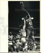 1983 Press Photo State's Thurl Bailey puts on up over Virginia's Jim Miller
