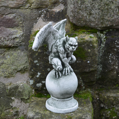 Gargoyle Drachen auf Kugel  Steinfigur 37 cm 6 kg Grau Weißbeton frostsicher