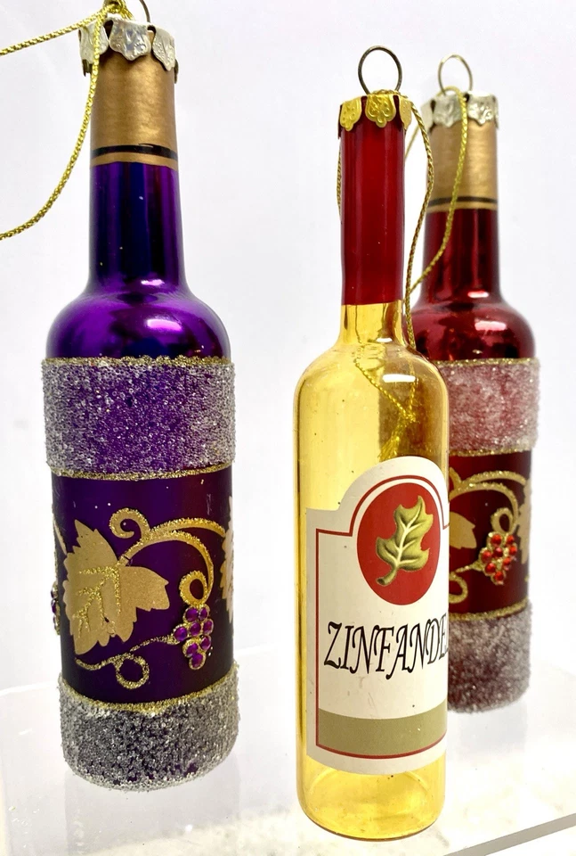 Botellas de vino tinto y púrpura de copa de bodega toscana y adornos navideños Zinfandel Foto 3 de 4