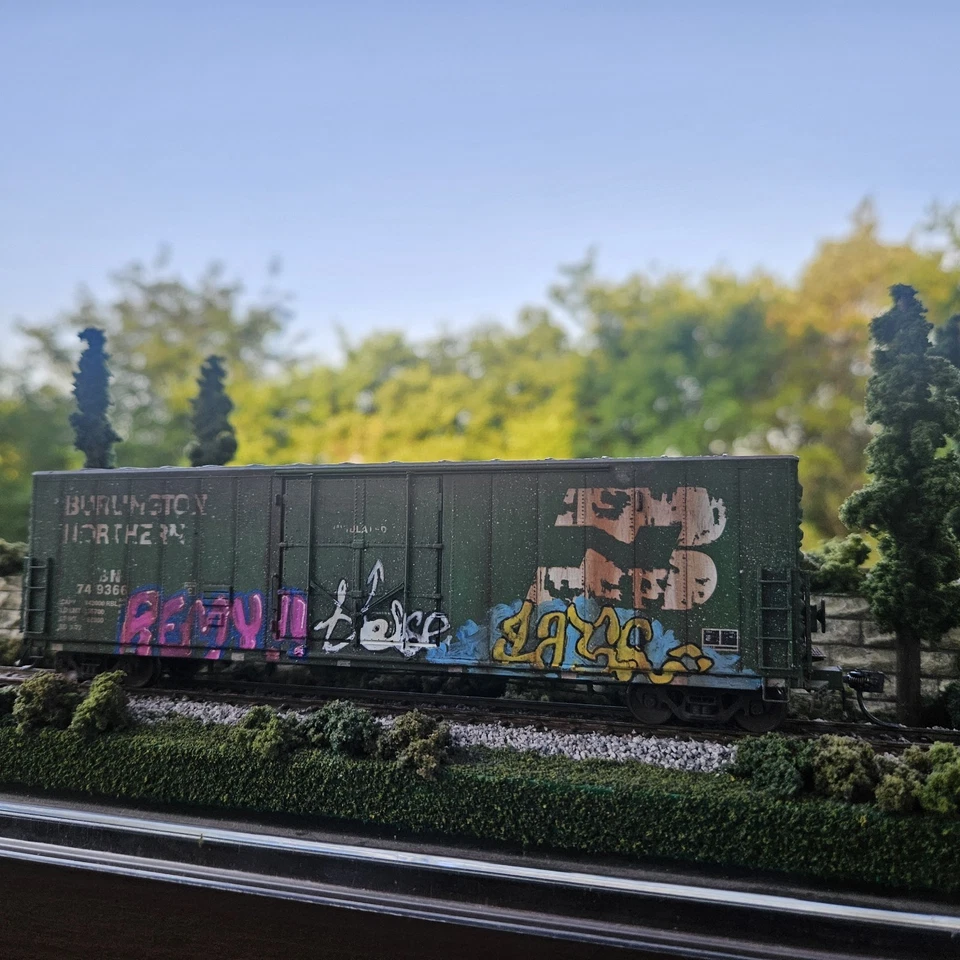 Coche de carga Athearn Genesis escala 50' HO personalizado desgastado 50' pintado a mano graffiti Foto 3 de 4