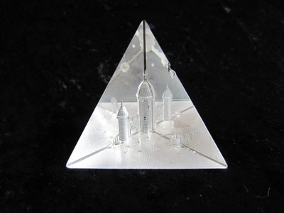 Steinbach Optical Crystal  Pyramid - Briefbeschwerer  Paperweight - Burg - sign.