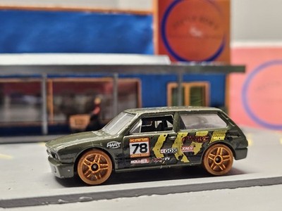 Volkswagen Brasilia 1:64 2013 Hot Wheels Jungle Rally 5-Pack Exclusive READ Loos