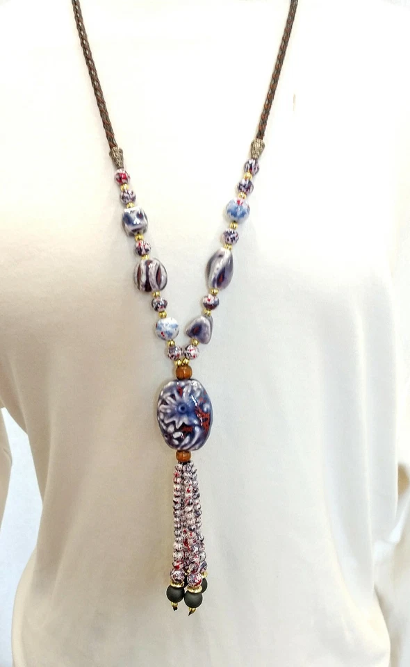 Collar borla con cuentas de cerámica morada con cuentas de madera unidas a un cordón de cuero Foto 3 de 4
