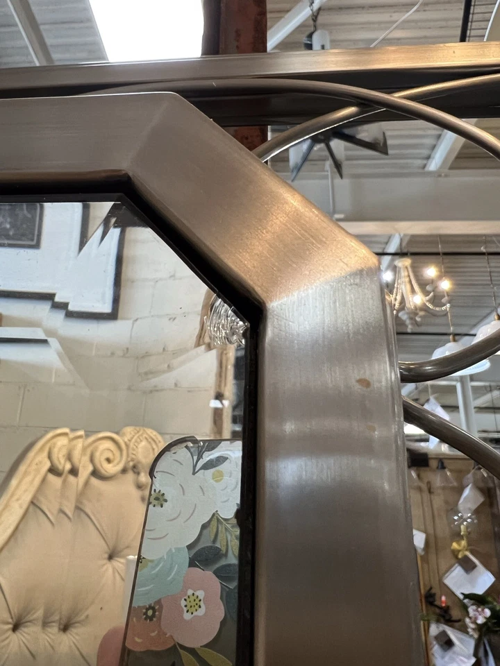 ¡TRANSITIONAL SE ENCUENTRA CON EL GLAMOUR! Espejo alto macizo con marco de metal trenzado Alejandría Foto 4 de 4