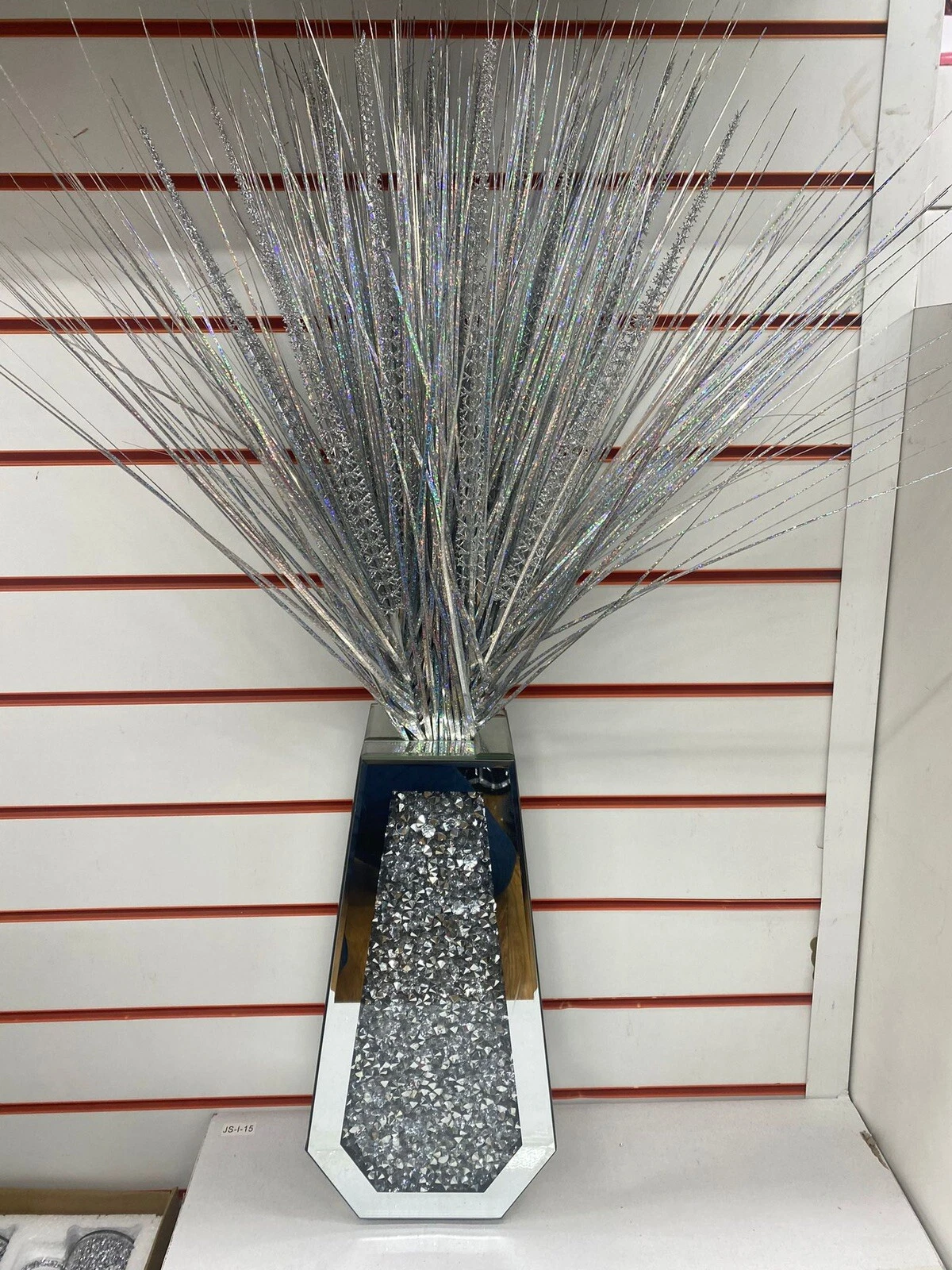 CRUSHED DIAMOND SILVER CRYSTAL MIRRORED VASE WITH SILVER SPRITZ FLOWERS.
Opens in a new window or ta