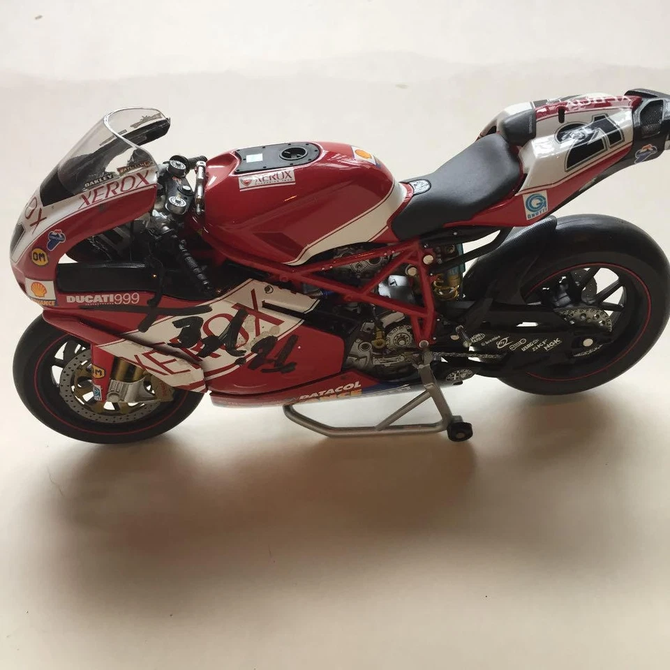 Ducati 999 F07 Wsb 2007 Troy Bayliss Signed Display Item Collectible - Image 2 of 4