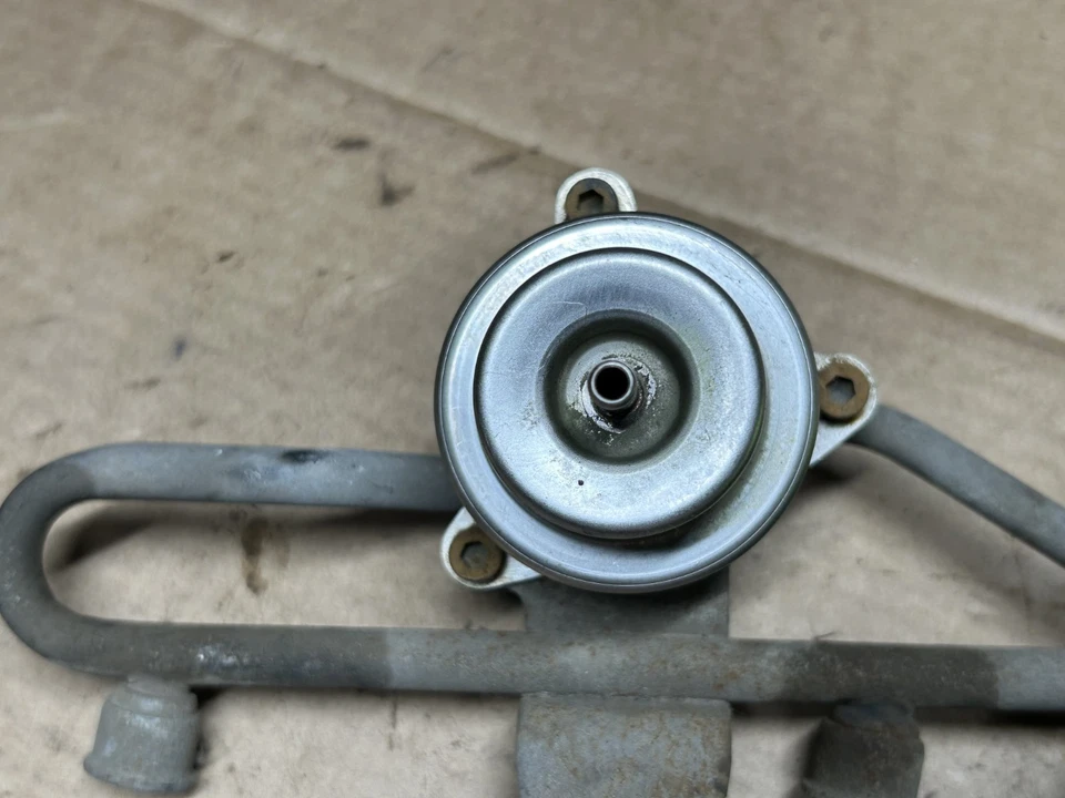 87-96 Ford F-150 - 4.9L 300cid - CARRIL DE INYECCIÓN DE COMBUSTIBLE efi inyector de gas 3 torx reg Foto 3 de 4